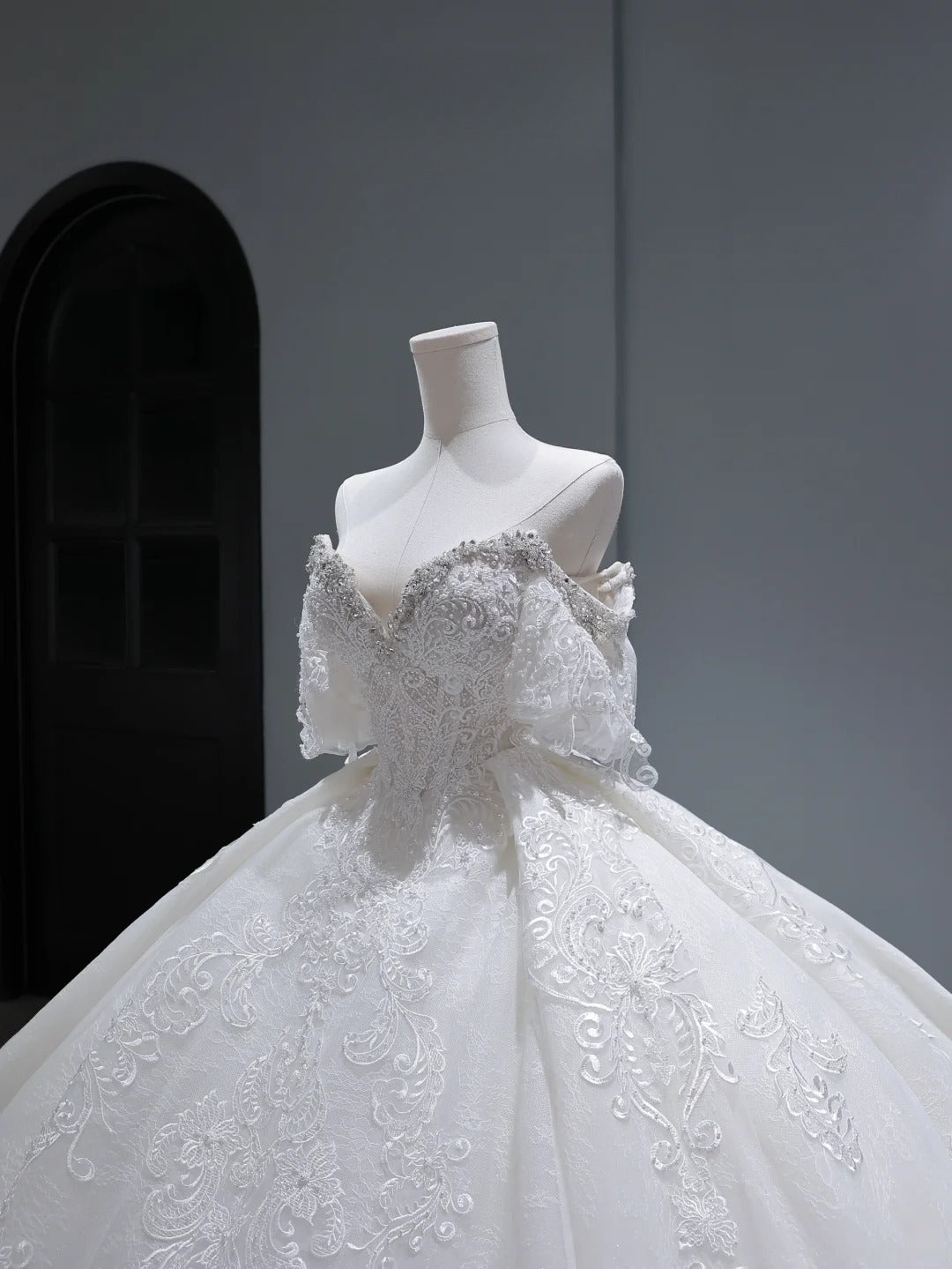 Robe de mariée longue vintage style princesse, épaules dénudées, manches plissées, appliques et traîne, blanche, AS367