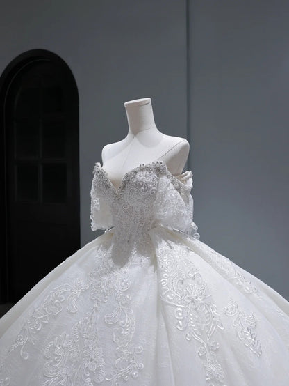 Robe de mariée longue vintage style princesse, épaules dénudées, manches plissées, appliques et traîne, blanche, AS367