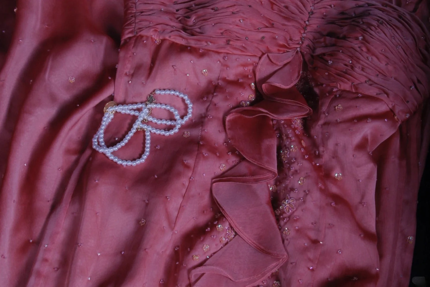 Retro-Abendkleid im 60er-Jahre-Stil: Rosa Chiffonkleid mit Perlen, asymmetrischem Saum und Spaghettiträgern, Inspiration für den 22. Geburtstag, formelles Abendkleid AS367