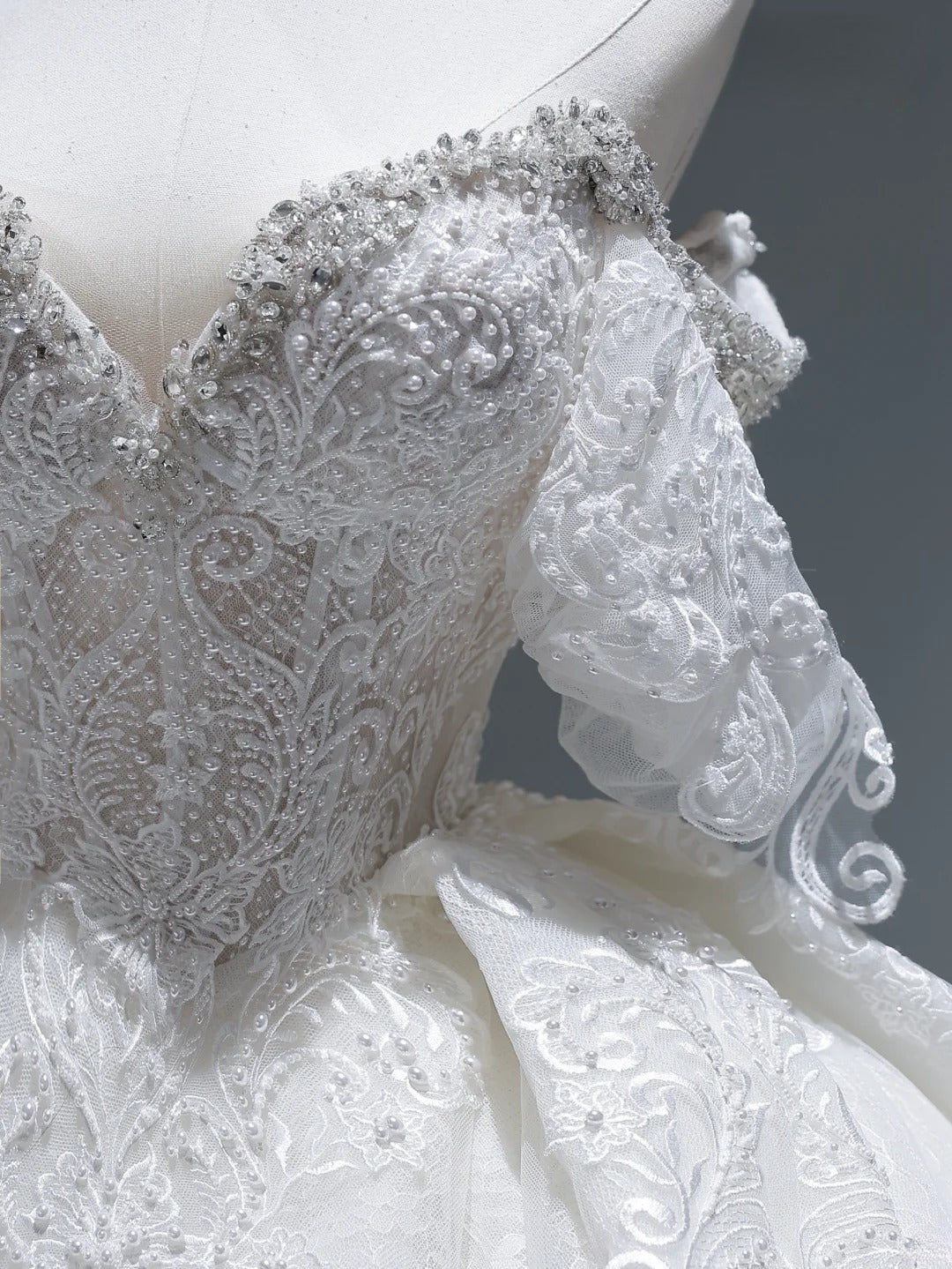 Robe de mariée longue vintage style princesse, épaules dénudées, manches plissées, appliques et traîne, blanche, AS367
