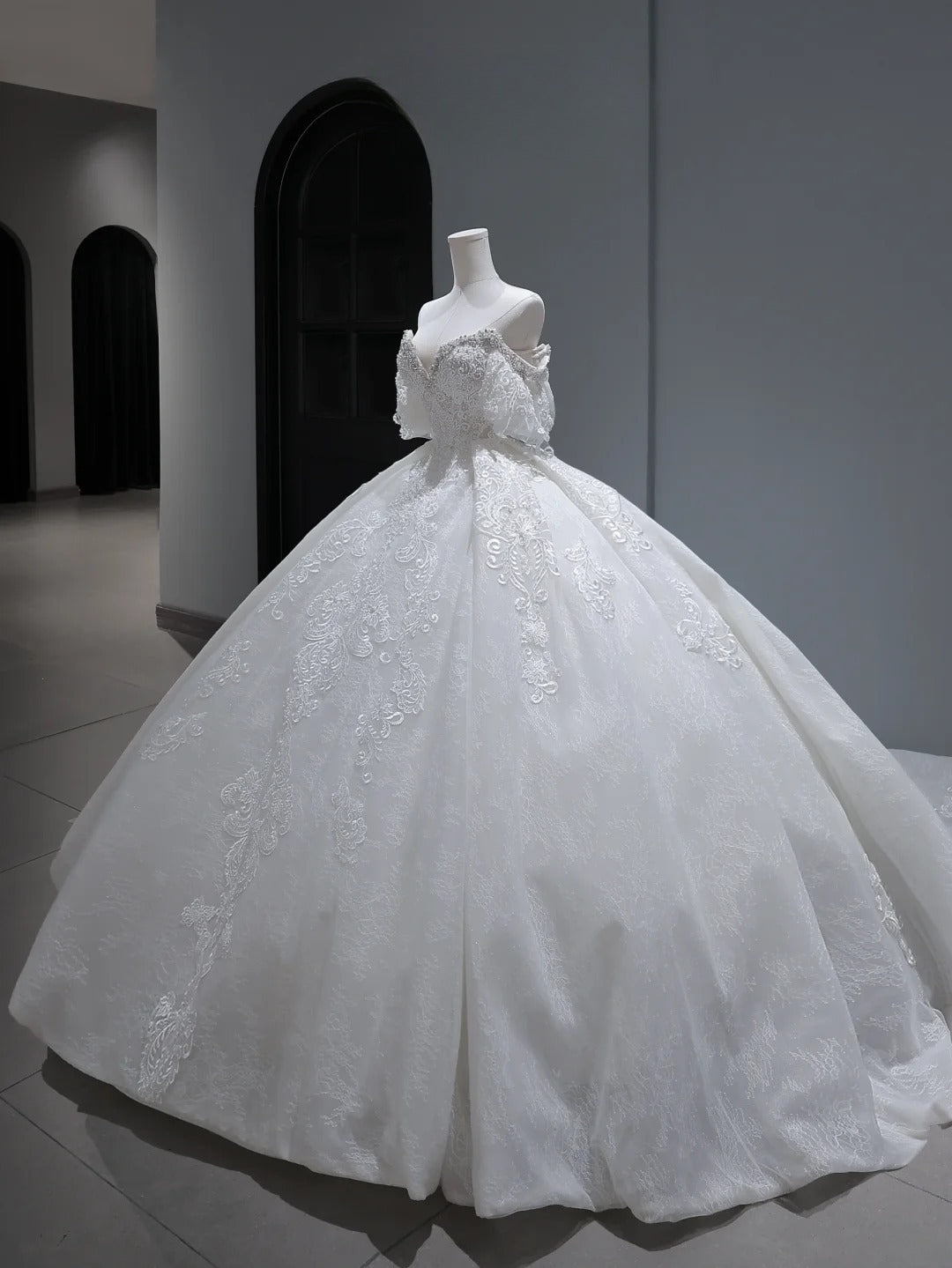 Robe de mariée longue vintage style princesse, épaules dénudées, manches plissées, appliques et traîne, blanche, AS367