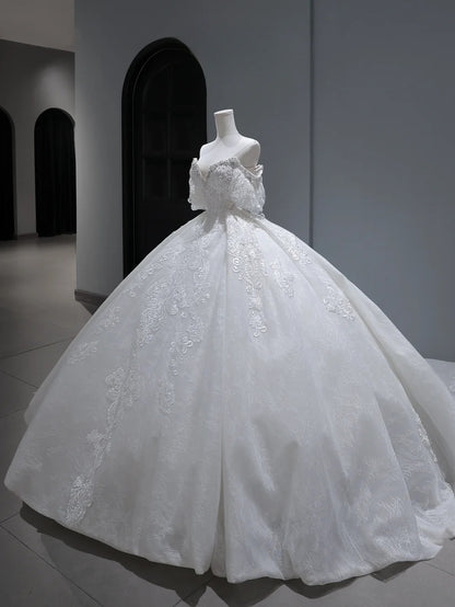 Robe de mariée longue vintage style princesse, épaules dénudées, manches plissées, appliques et traîne, blanche, AS367
