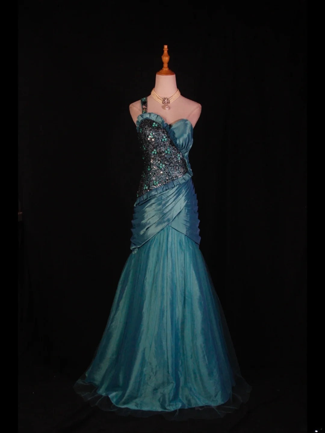 Vintage Meerjungfrauen-Kleid aus den 1950er Jahren mit One-Shoulder-Ausschnitt, plissiertem Rüschenoberteil aus Taft – Inspiration für lange Ballkleider zum 19. Geburtstag (AS368)
