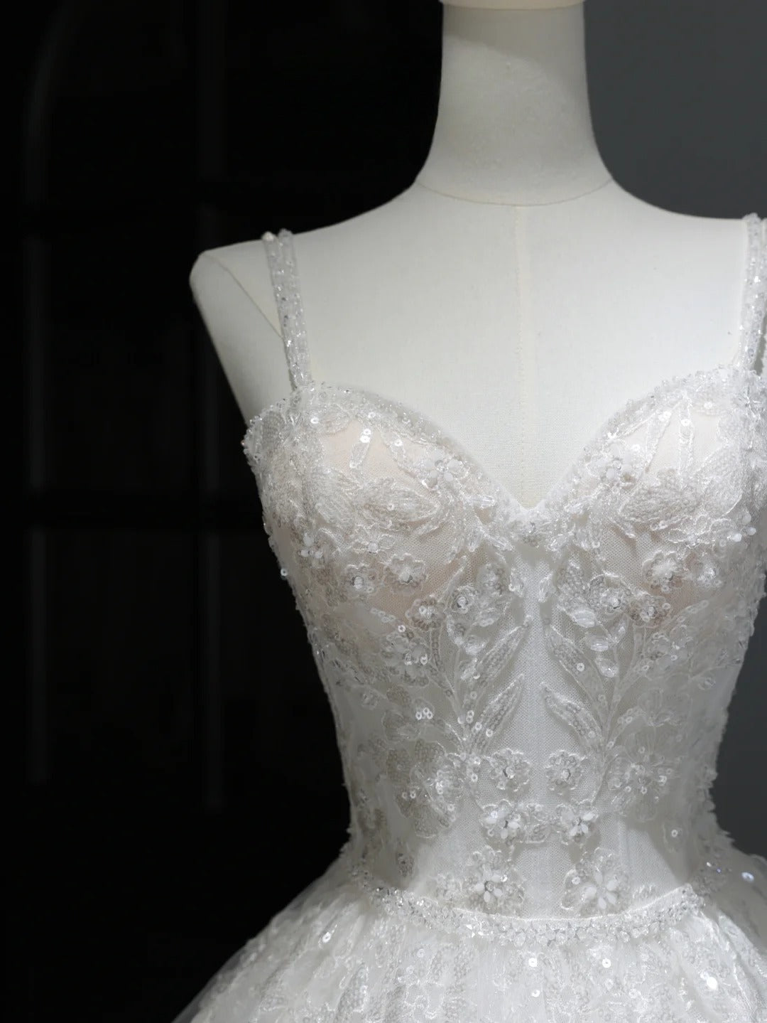 Elegante, stilvolle lange Brautkleider im Boho-Stil mit Spaghettiträgern und figurbetonter Spitze (Modell AS368)