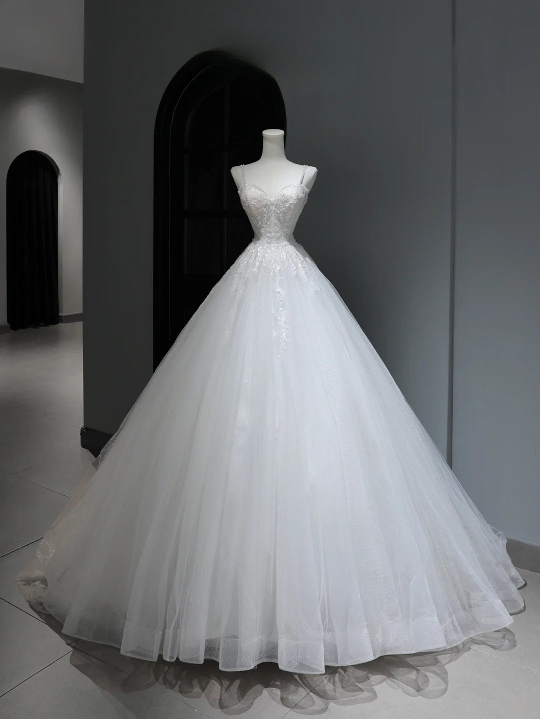 Elegante, stilvolle lange Brautkleider im Boho-Stil mit Spaghettiträgern und figurbetonter Spitze (Modell AS368)