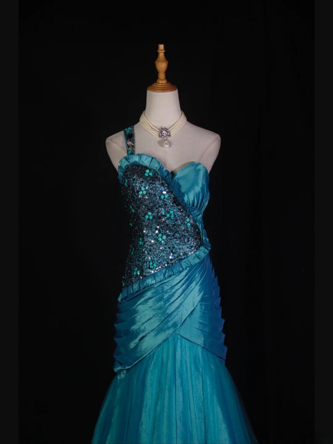 Vintage Meerjungfrauen-Kleid aus den 1950er Jahren mit One-Shoulder-Ausschnitt, plissiertem Rüschenoberteil aus Taft – Inspiration für lange Ballkleider zum 19. Geburtstag (AS368)