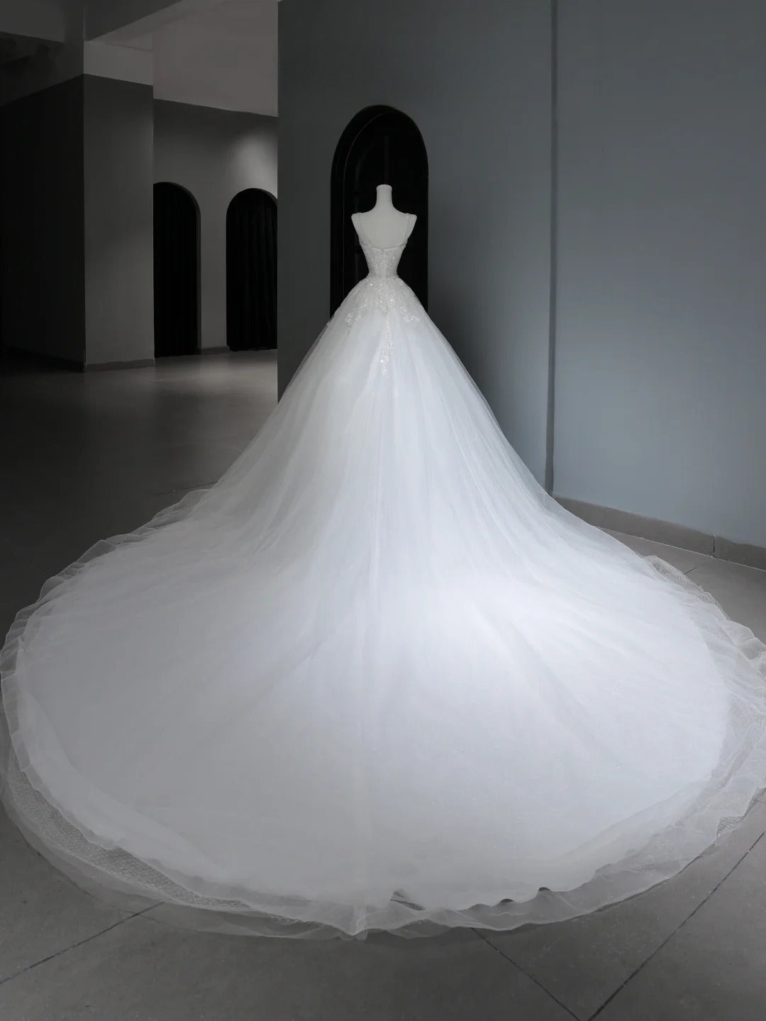 Elegante, stilvolle lange Brautkleider im Boho-Stil mit Spaghettiträgern und figurbetonter Spitze (Modell AS368)