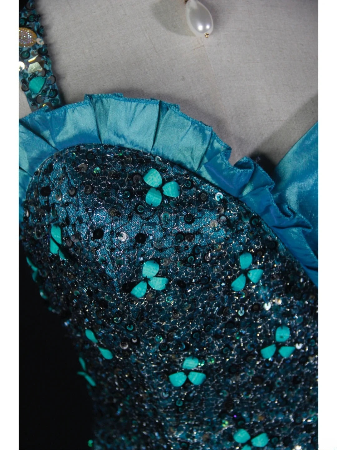 Vintage Meerjungfrauen-Kleid aus den 1950er Jahren mit One-Shoulder-Ausschnitt, plissiertem Rüschenoberteil aus Taft – Inspiration für lange Ballkleider zum 19. Geburtstag (AS368)