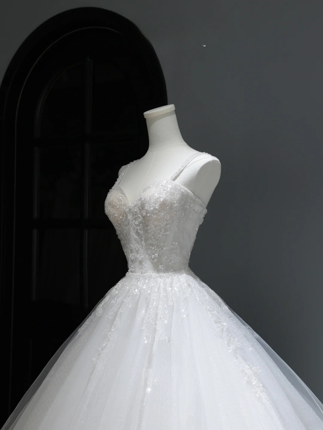 Elegante, stilvolle lange Brautkleider im Boho-Stil mit Spaghettiträgern und figurbetonter Spitze (Modell AS368)