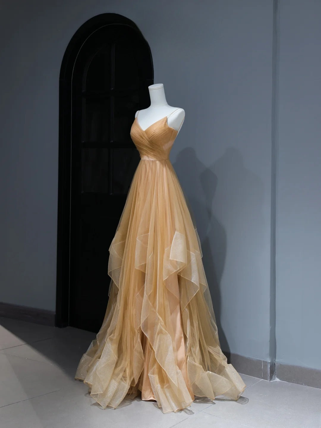 Elegantes, schlichtes Ballkleid im A-Linien-Stil mit Spaghettiträgern aus goldenem Tüll – Inspiration für stilvolle Eleganz. Beeindrucken Sie mit diesem plissierten, langen Abendkleid AS371.