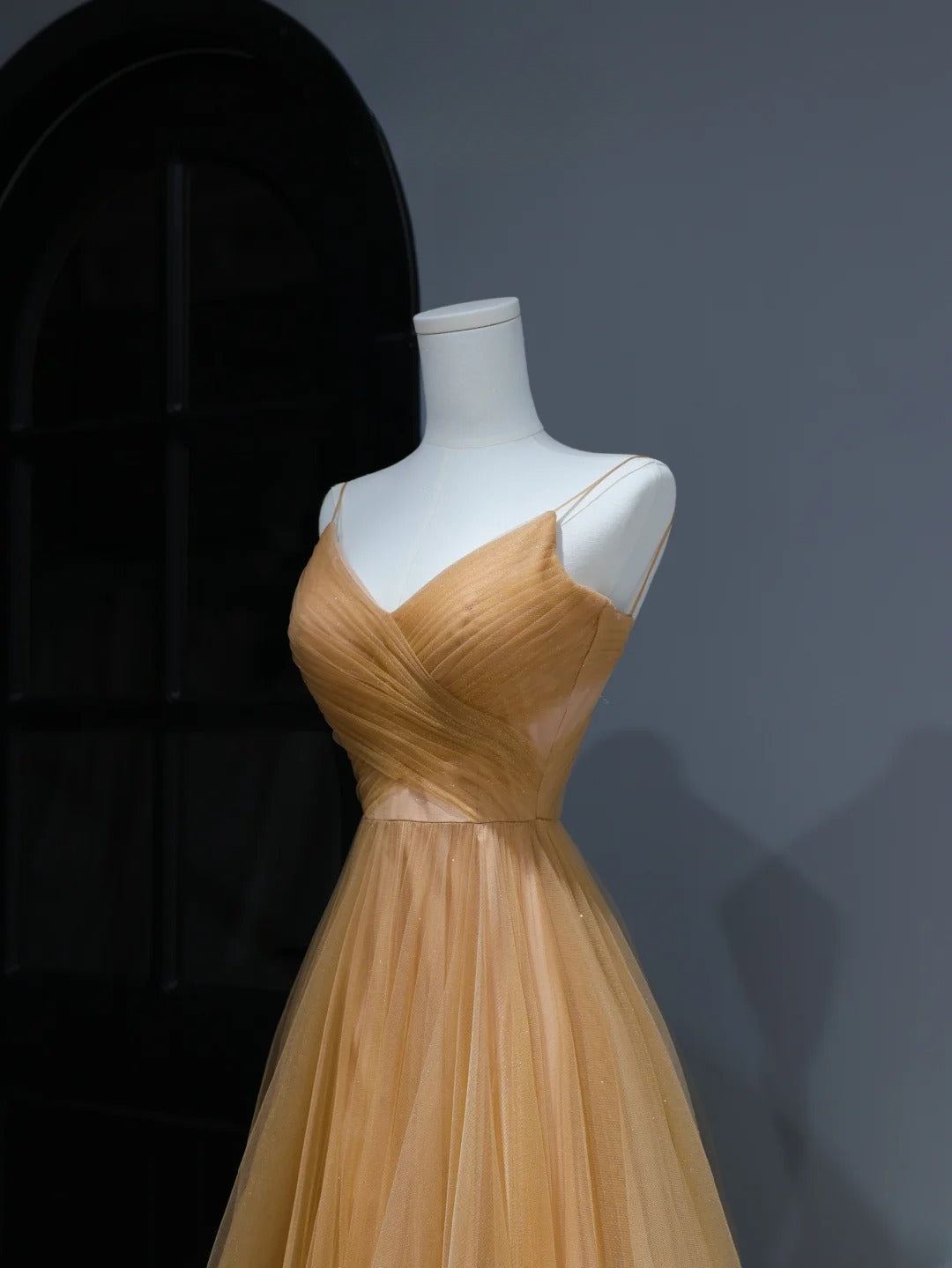 Elegantes, schlichtes Ballkleid im A-Linien-Stil mit Spaghettiträgern aus goldenem Tüll – Inspiration für stilvolle Eleganz. Beeindrucken Sie mit diesem plissierten, langen Abendkleid AS371.
