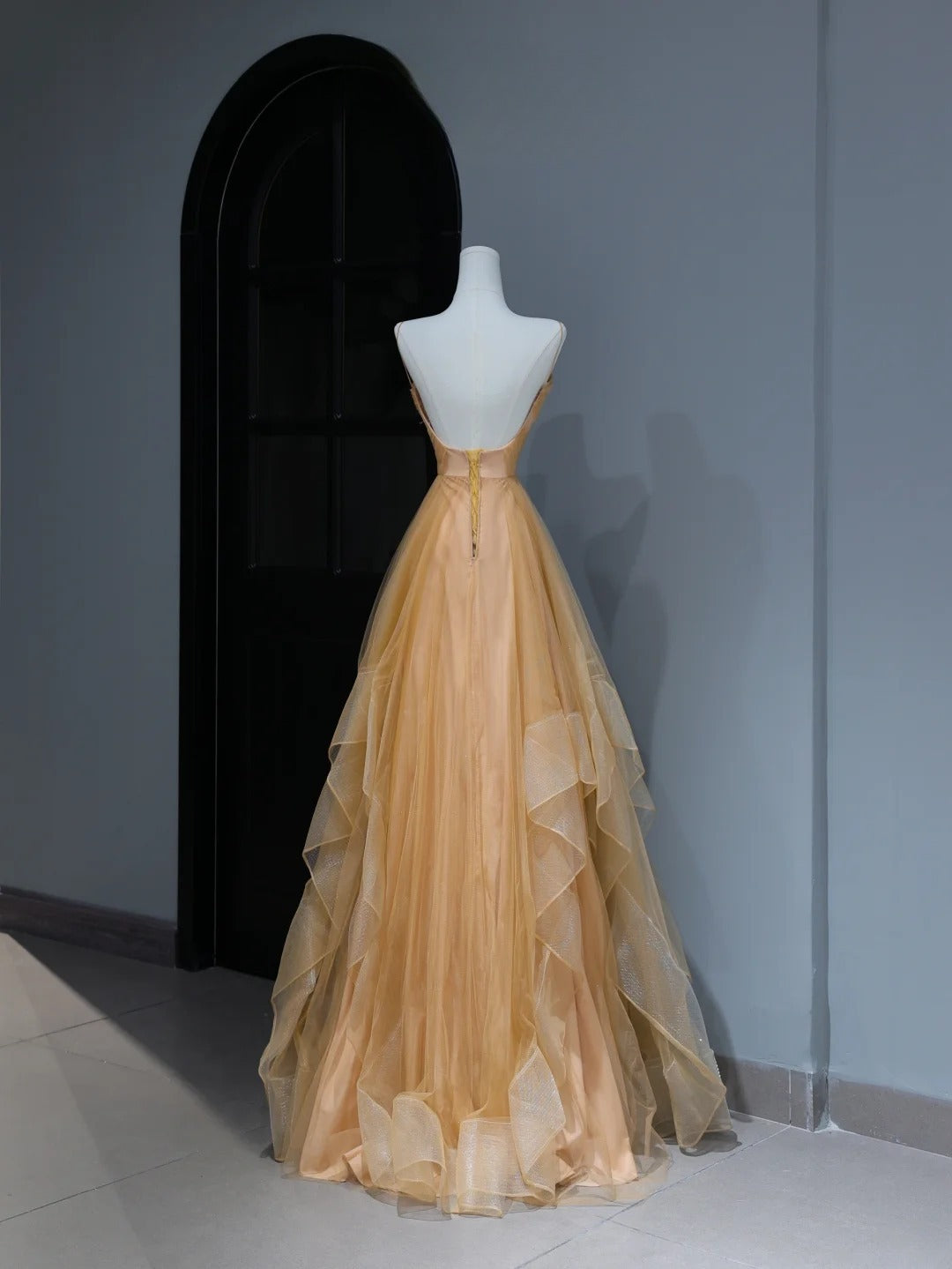 Elegantes, schlichtes Ballkleid im A-Linien-Stil mit Spaghettiträgern aus goldenem Tüll – Inspiration für stilvolle Eleganz. Beeindrucken Sie mit diesem plissierten, langen Abendkleid AS371.