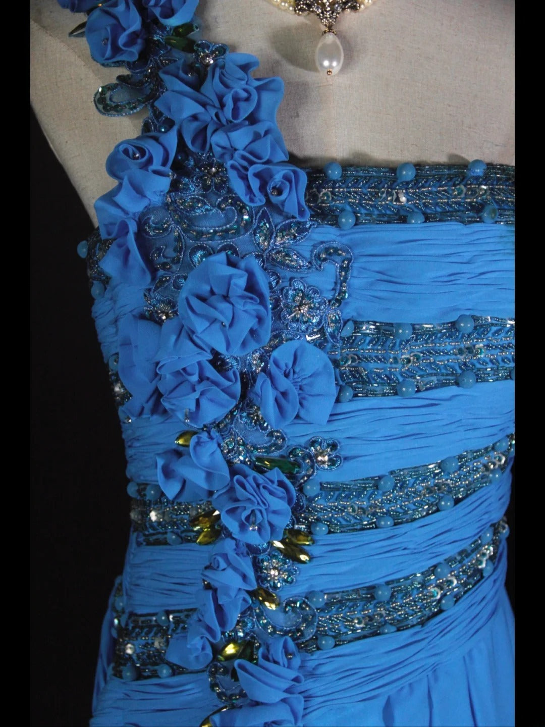Vintage A-Linien-Kleid, königsblau, 1950er Jahre, mit plissiertem, gerüschtem und perlenbesetztem Oberteil, langes Ballkleid, Inspiration für Geburtstagsoutfit, formelles Abendkleid AS371