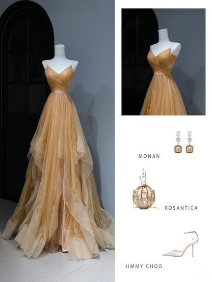 Elegantes, schlichtes Ballkleid im A-Linien-Stil mit Spaghettiträgern aus goldenem Tüll – Inspiration für stilvolle Eleganz. Beeindrucken Sie mit diesem plissierten, langen Abendkleid AS371.