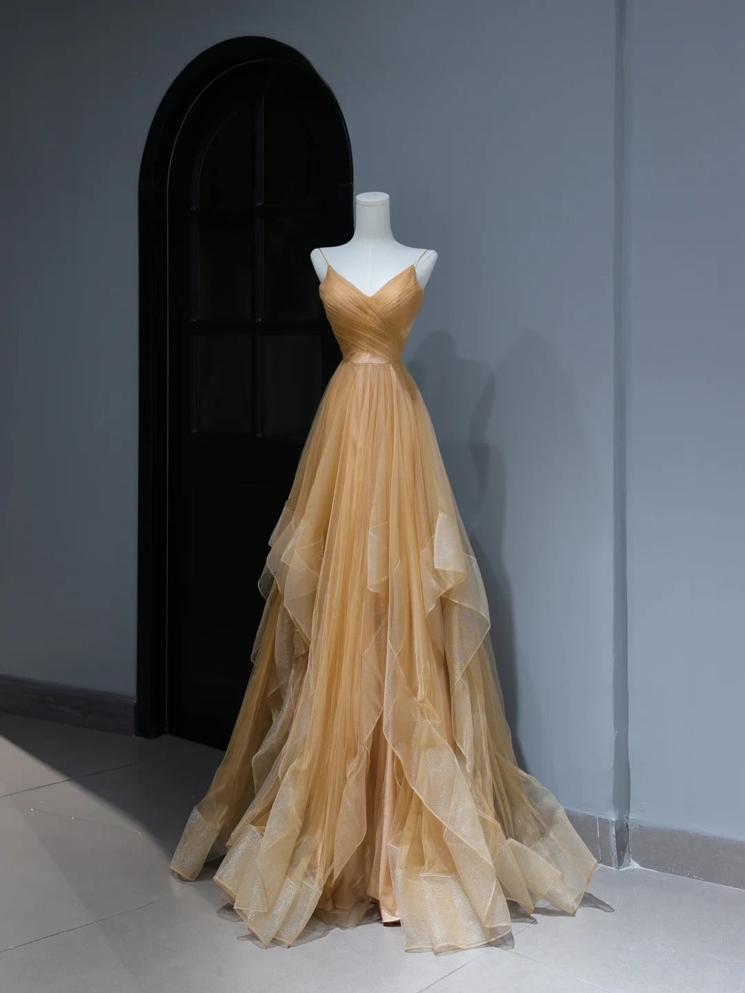 Elegantes, schlichtes Ballkleid im A-Linien-Stil mit Spaghettiträgern aus goldenem Tüll – Inspiration für stilvolle Eleganz. Beeindrucken Sie mit diesem plissierten, langen Abendkleid AS371.