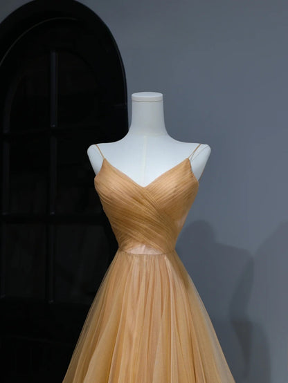 Elegantes, schlichtes Ballkleid im A-Linien-Stil mit Spaghettiträgern aus goldenem Tüll – Inspiration für stilvolle Eleganz. Beeindrucken Sie mit diesem plissierten, langen Abendkleid AS371.