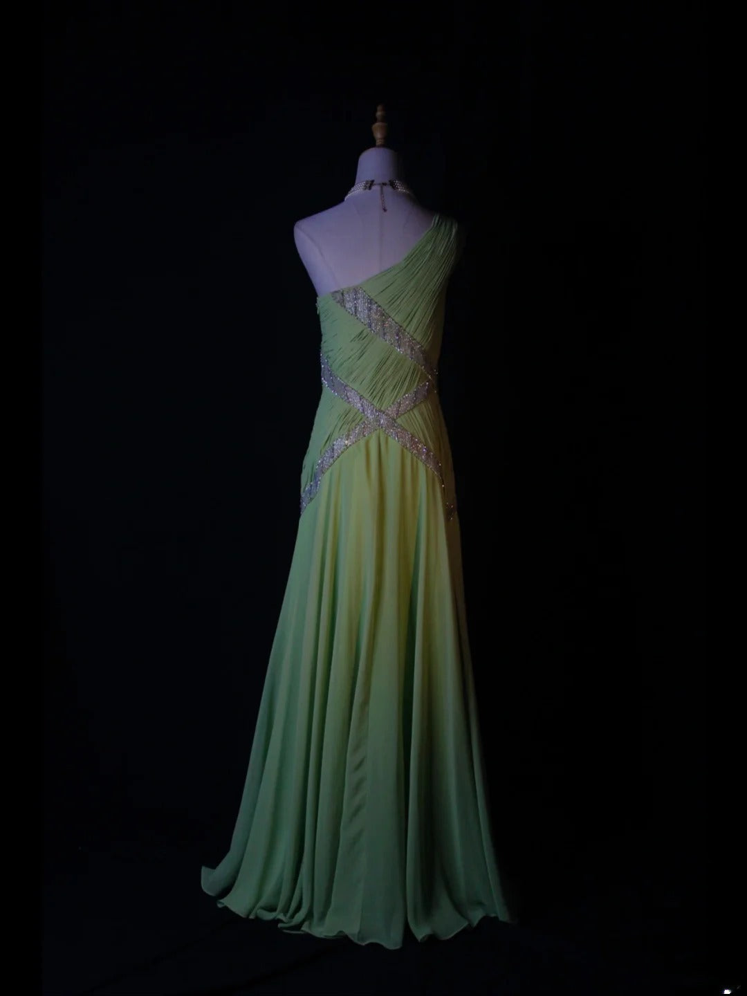 Vintage A-Linien-Kleid mit One-Shoulder-Ausschnitt in Knospengrün aus den 1950er Jahren mit plissiertem, gerüschtem und perlenbesetztem Oberteil – Inspiration für ein langes Ballkleid, Geburtstagsoutfit oder formelles Abendkleid AS372