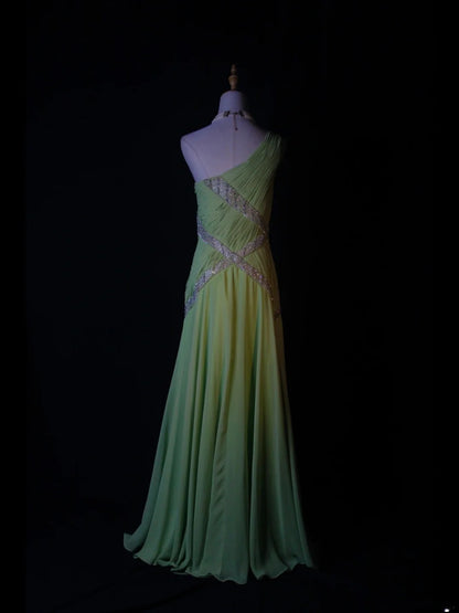 Vintage A-Linien-Kleid mit One-Shoulder-Ausschnitt in Knospengrün aus den 1950er Jahren mit plissiertem, gerüschtem und perlenbesetztem Oberteil – Inspiration für ein langes Ballkleid, Geburtstagsoutfit oder formelles Abendkleid AS372