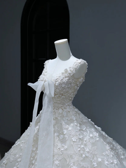 Robe de mariée longue de princesse, style bal, décolleté en V, ornée d'appliqués de dentelle et d'une traîne, blanche, AS372