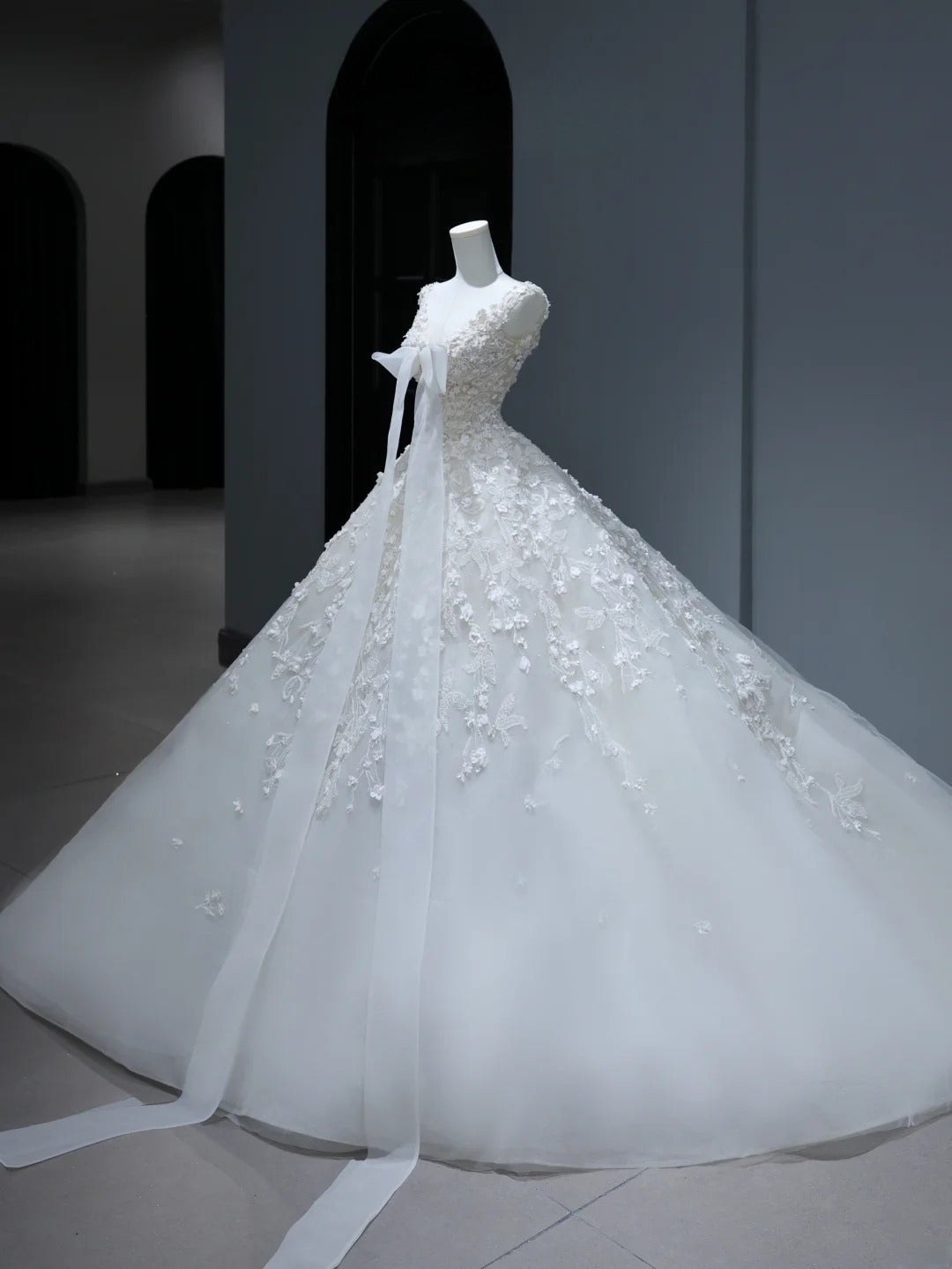 Robe de mariée longue de princesse, style bal, décolleté en V, ornée d'appliqués de dentelle et d'une traîne, blanche, AS372