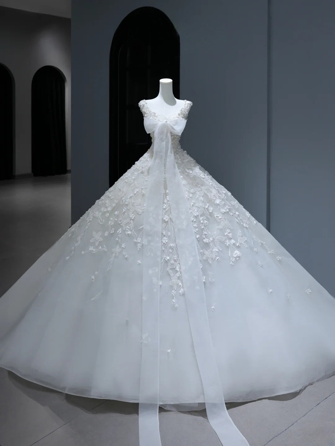 Robe de mariée longue de princesse, style bal, décolleté en V, ornée d'appliqués de dentelle et d'une traîne, blanche, AS372