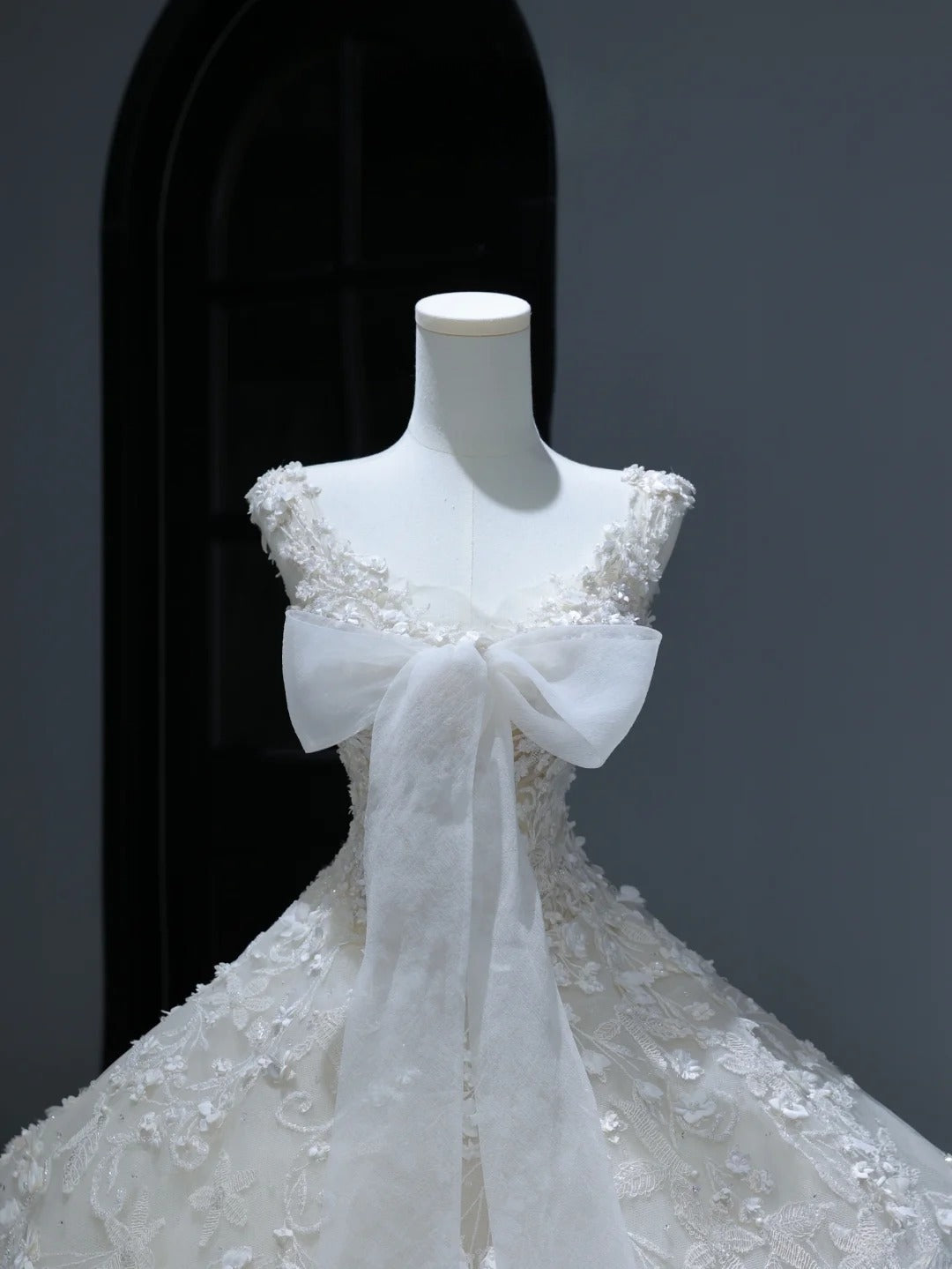 Robe de mariée longue de princesse, style bal, décolleté en V, ornée d'appliqués de dentelle et d'une traîne, blanche, AS372