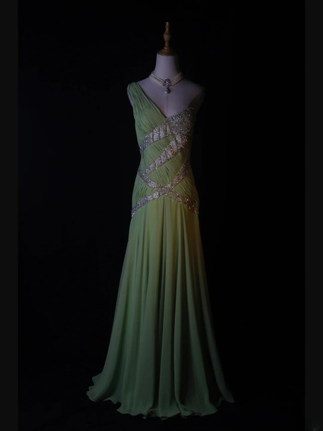 Vintage A-Linien-Kleid mit One-Shoulder-Ausschnitt in Knospengrün aus den 1950er Jahren mit plissiertem, gerüschtem und perlenbesetztem Oberteil – Inspiration für ein langes Ballkleid, Geburtstagsoutfit oder formelles Abendkleid AS372