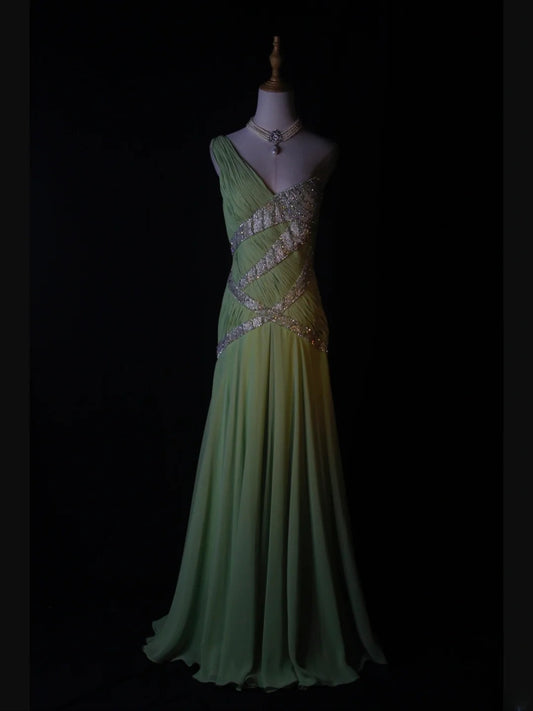 Robe de bal longue vintage vert bourgeon à une épaule, coupe trapèze, années 1950, corsage plissé à volants et perles. Inspiration pour une tenue d'anniversaire ou une robe de soirée (AS372).