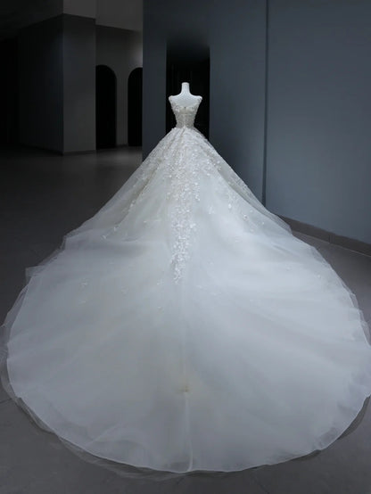 Robe de mariée longue de princesse, style bal, décolleté en V, ornée d'appliqués de dentelle et d'une traîne, blanche, AS372
