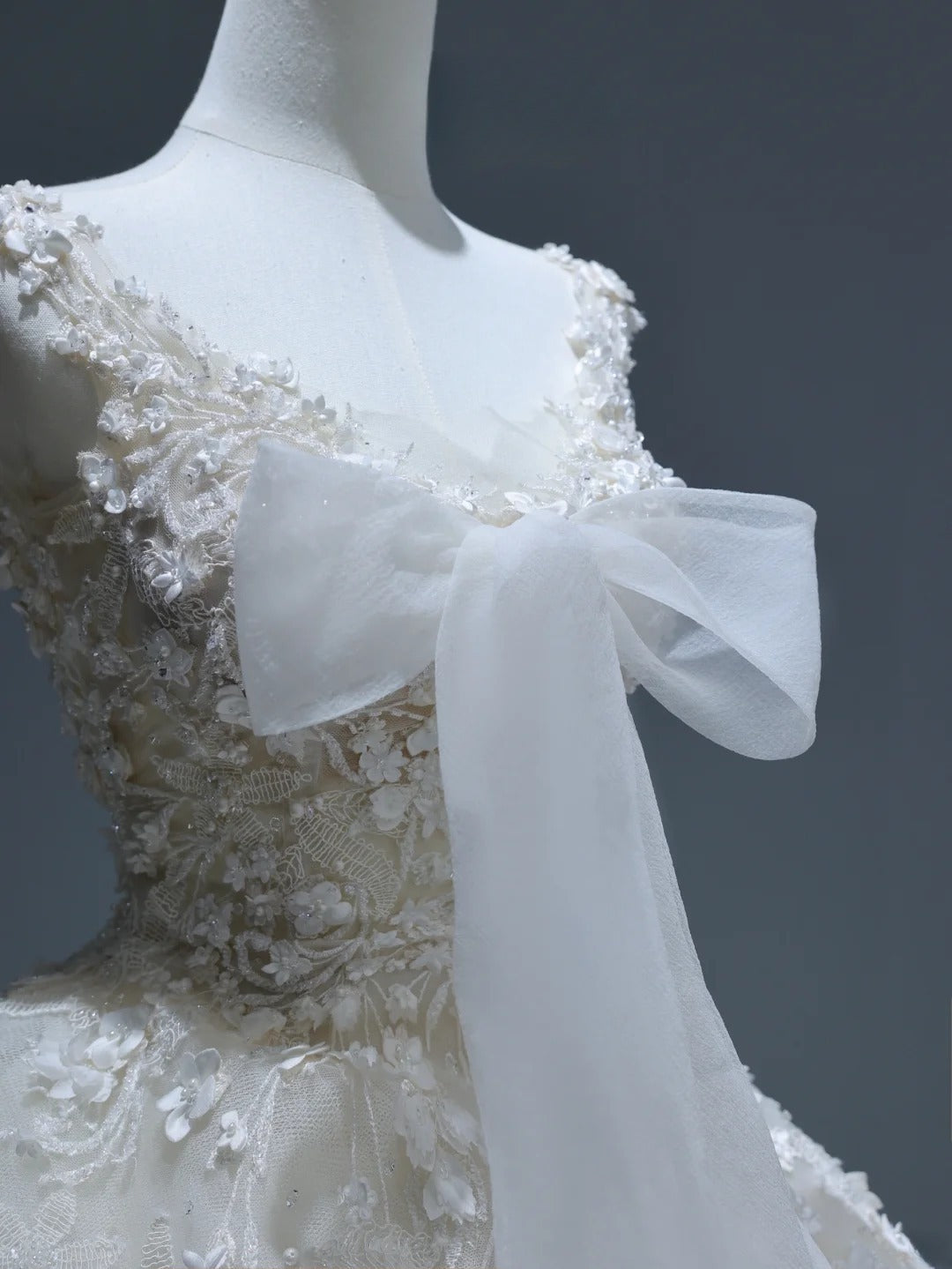 Robe de mariée longue de princesse, style bal, décolleté en V, ornée d'appliqués de dentelle et d'une traîne, blanche, AS372