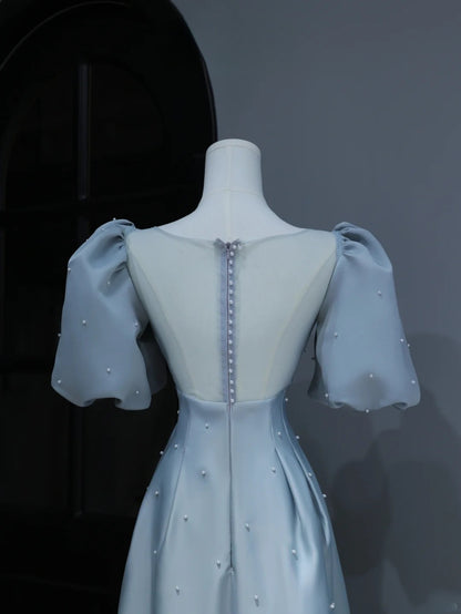 Elegantes, schlichtes Ballkleid in A-Linie mit Herzausschnitt, hellblauem Satin, inspiriert von Stil und beeindruckt mit Puffärmeln und Perlen. Langes, formelles Partykleid AS373