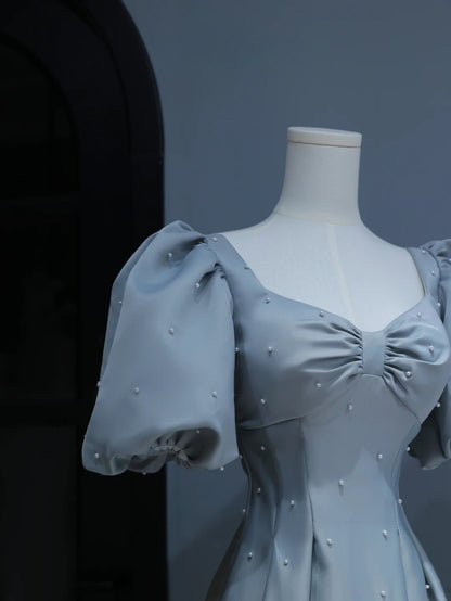 Elegantes, schlichtes Ballkleid in A-Linie mit Herzausschnitt, hellblauem Satin, inspiriert von Stil und beeindruckt mit Puffärmeln und Perlen. Langes, formelles Partykleid AS373