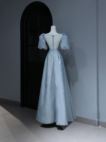 Elegantes, schlichtes Ballkleid in A-Linie mit Herzausschnitt, hellblauem Satin, inspiriert von Stil und beeindruckt mit Puffärmeln und Perlen. Langes, formelles Partykleid AS373