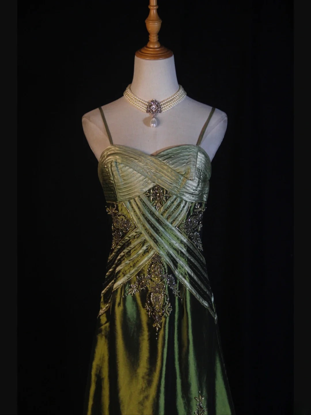 Retro 60s A line Spaghetti Straps Olive Green Satin With Ruffled Beads Slit Long Prom Dresses Inspo 22th Birthday Outfit Formal Gown AS374