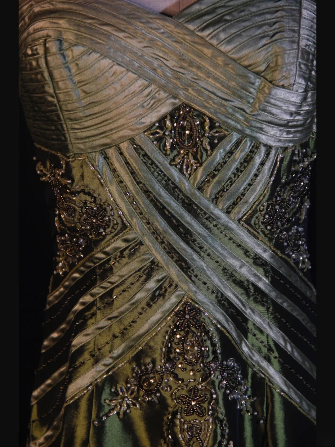 Retro 60s A line Spaghetti Straps Olive Green Satin With Ruffled Beads Slit Long Prom Dresses Inspo 22th Birthday Outfit Formal Gown AS374