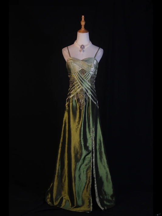 Robe de bal longue rétro années 60, coupe trapèze, bretelles spaghetti, satin vert olive, ornée de perles et de volants. Inspiration pour une tenue de 22 ans ou une soirée habillée (AS374).