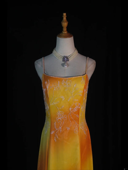 Robe de bal longue rétro années 60, coupe trapèze, bretelles spaghetti, mousseline multicolore ornée de perles. Inspiration pour une tenue de 22 ans ou une robe de soirée (AS376).