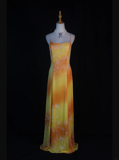 Robe de bal longue rétro années 60, coupe trapèze, bretelles spaghetti, mousseline multicolore ornée de perles. Inspiration pour une tenue de 22 ans ou une robe de soirée (AS376).
