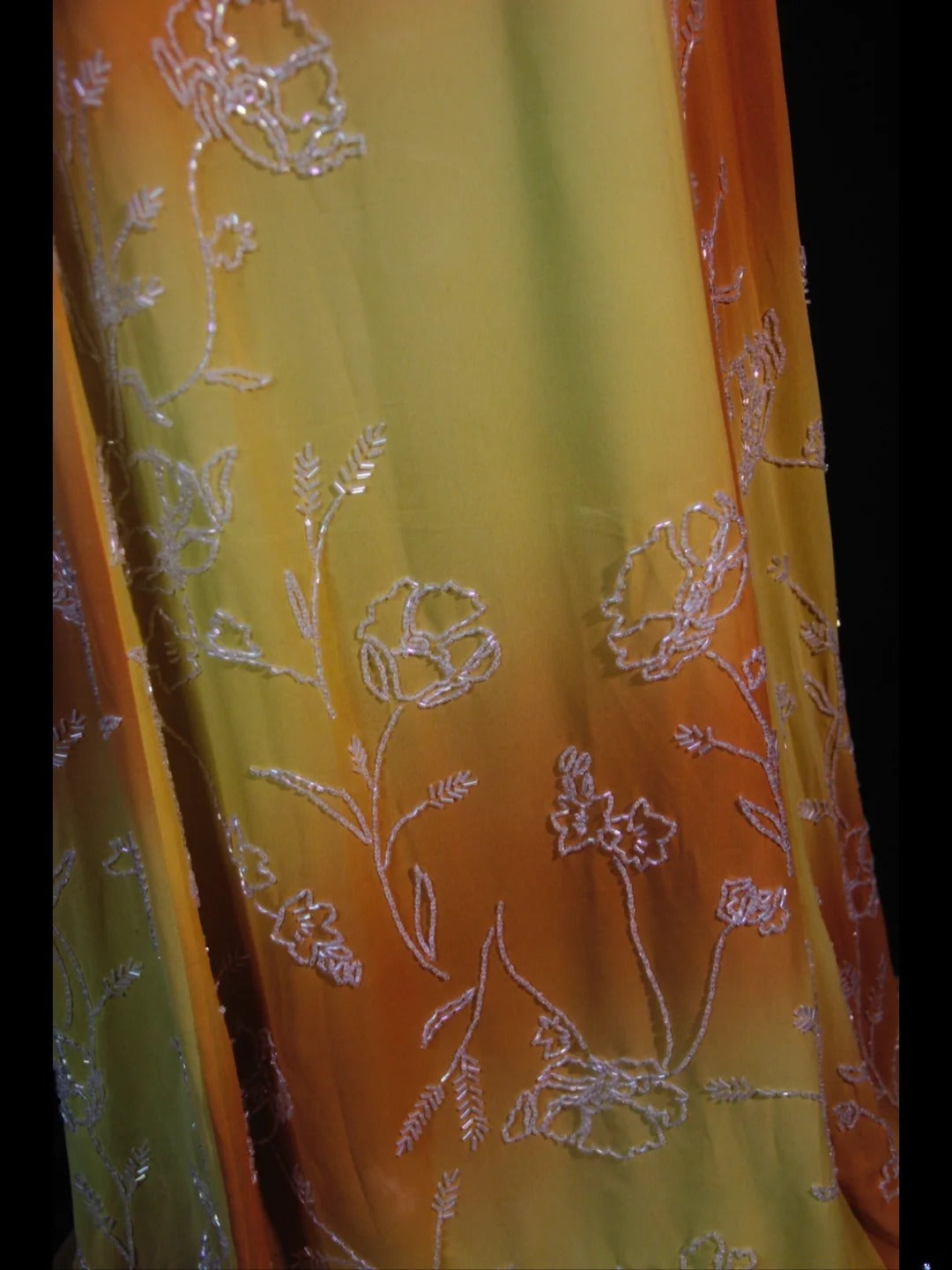 Robe de bal longue rétro années 60, coupe trapèze, bretelles spaghetti, mousseline multicolore ornée de perles. Inspiration pour une tenue de 22 ans ou une robe de soirée (AS376).