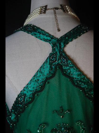 Robe de bal longue rétro années 60, coupe trapèze, dos nu, en satin vert émeraude foncé ornée de perles. Inspiration pour une tenue de 22e anniversaire. Robe de soirée AS377