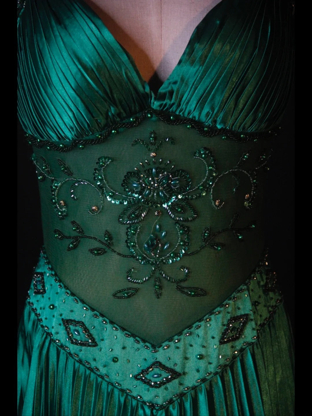 Robe de bal longue rétro années 60, coupe trapèze, dos nu, en satin vert émeraude foncé ornée de perles. Inspiration pour une tenue de 22e anniversaire. Robe de soirée AS377