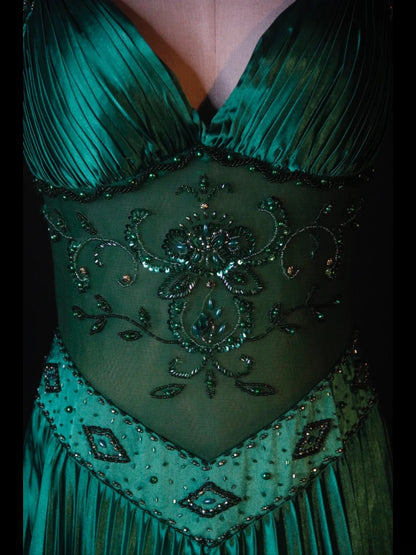 Robe de bal longue rétro années 60, coupe trapèze, dos nu, en satin vert émeraude foncé ornée de perles. Inspiration pour une tenue de 22e anniversaire. Robe de soirée AS377