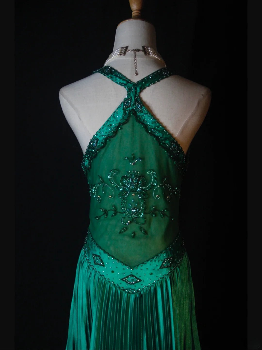 Robe de bal longue rétro années 60, coupe trapèze, dos nu, en satin vert émeraude foncé ornée de perles. Inspiration pour une tenue de 22e anniversaire. Robe de soirée AS377