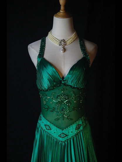 Robe de bal longue rétro années 60, coupe trapèze, dos nu, en satin vert émeraude foncé ornée de perles. Inspiration pour une tenue de 22e anniversaire. Robe de soirée AS377