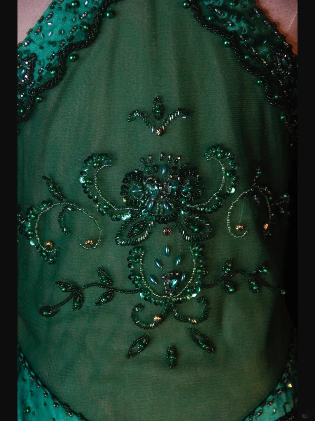 Robe de bal longue rétro années 60, coupe trapèze, dos nu, en satin vert émeraude foncé ornée de perles. Inspiration pour une tenue de 22e anniversaire. Robe de soirée AS377