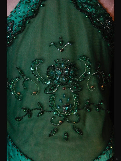 Robe de bal longue rétro années 60, coupe trapèze, dos nu, en satin vert émeraude foncé ornée de perles. Inspiration pour une tenue de 22e anniversaire. Robe de soirée AS377