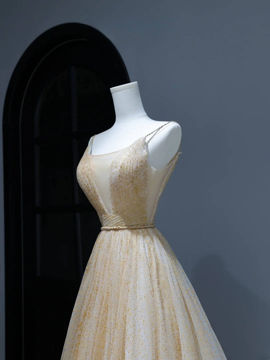 Robe de bal modeste, coupe trapèze, bretelles spaghetti, tulle doré, style inspiré, corset, robe de soirée longue et ajustée AS378