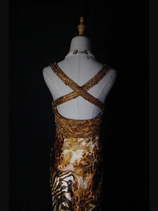 Robe de bal longue grande taille, style fourreau, bretelles spaghetti, imprimé léopard, corsage perlé, style années 70. Idéale pour un 21e anniversaire. Modèle AS380.