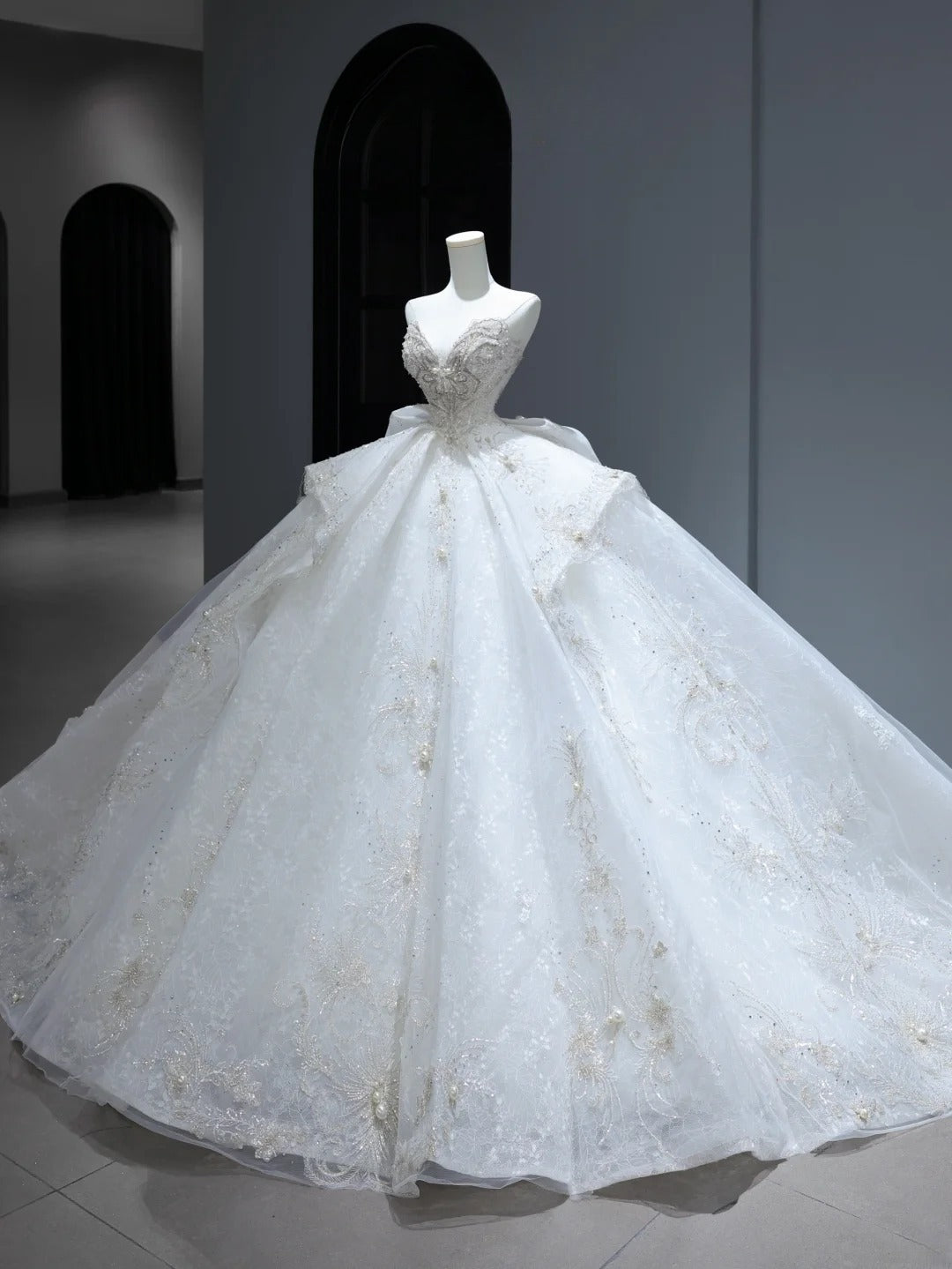 Prinzessinnen-Brautkleid, langes Ballkleid im Sweetheart-Stil mit silberbesetztem Oberteil und Schleppe, weißes Brautkleid AS381