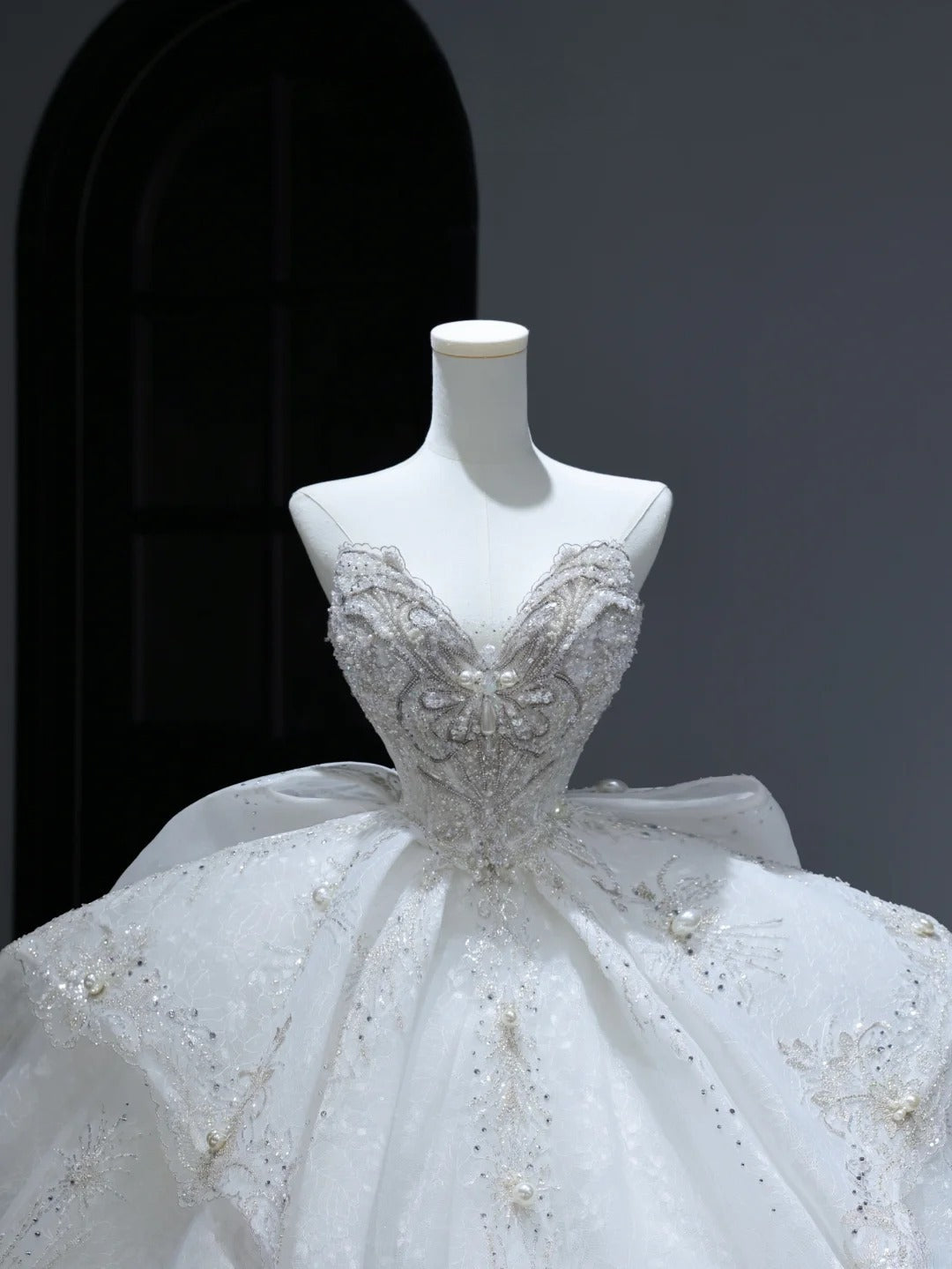 Prinzessinnen-Brautkleid, langes Ballkleid im Sweetheart-Stil mit silberbesetztem Oberteil und Schleppe, weißes Brautkleid AS381